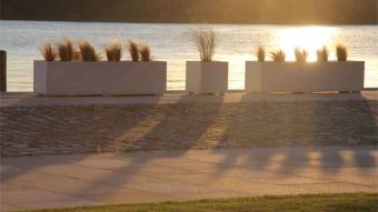 donice betonowe nad wodą