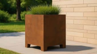 Donica corten Cecilia 6 ustawiona pod domem