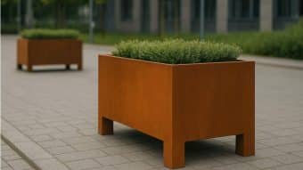 Donica corten Cecilia 14 Mobile w ogrodzie pełnym zieleni