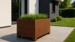 Donica corten Cecilia 15 przed nowoczesnym domem