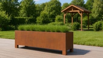 Donica corten Cecilia 16 wśród zieleni w ogrodzie