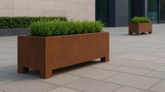 Donica corten Cecilia 17 na placu miejskim-