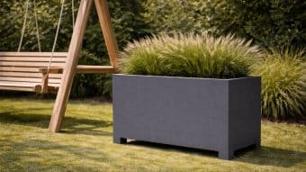 Donica aluminiowa Apollo 21, wypełniona bujną trawą, doda nowoczesnego akcentu każdej przestrzeni.