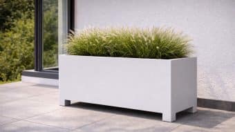 Donica aluminiowa Apollo 24 wypełniona bujną trawą doda nowoczesnego charakteru każdej przestrzeni.