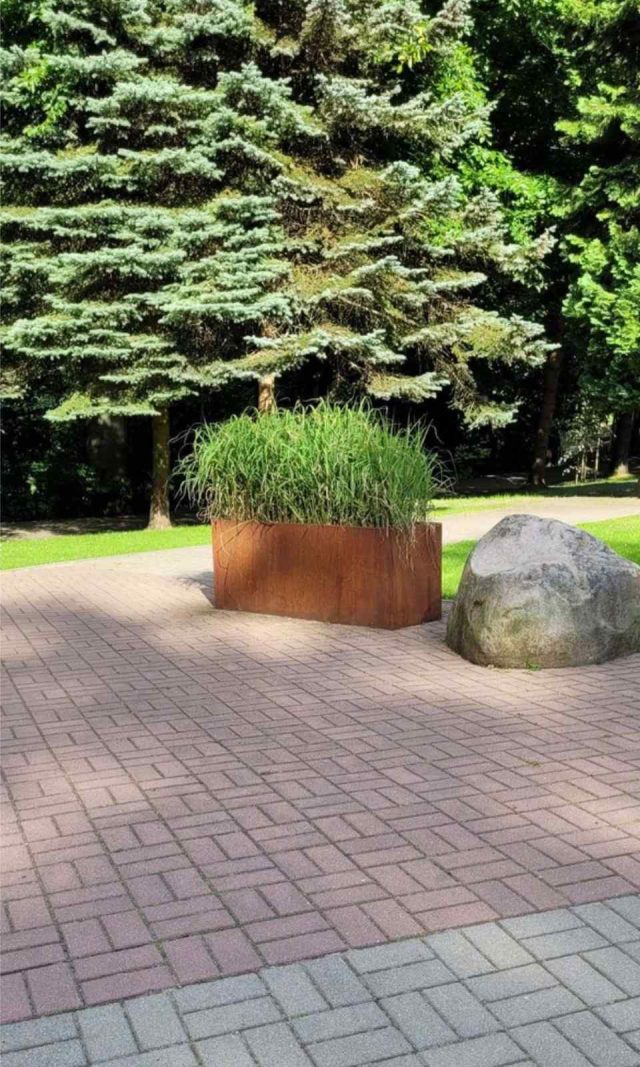 Donice corten w parku