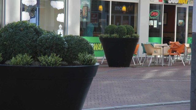 duże donice miejskie z betonu