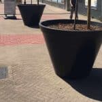 Donice z betonu w przestrzeni publicznej
