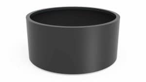 Obraz 3D Donicy aluminiowej Ada 1, solidnej, gładkiej, matowej czarnej aluminiowej donicy z otwartą górą, rzuca delikatny cień na białe tło; widoczne jest jej puste, jednolicie ciemne wnętrze.
