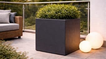 Donica ogrodowa Marco 8 wniesie elegancję do każdej przestrzeni, zwłaszcza w połączeniu z bujnym krzewem.