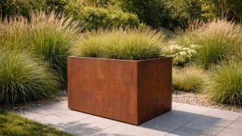 cortenowa donica wśród traw