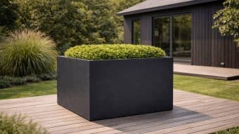 nowoczesny ogród z donicą na tarasie