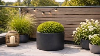 nowoczesny taras z donicą