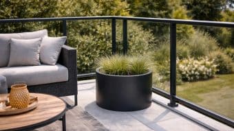 balkon z okrągłą donicą