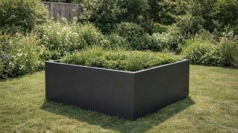 czarna doniczka w zielonym ogrodzie