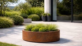 nowoczesne patio z donicą corten