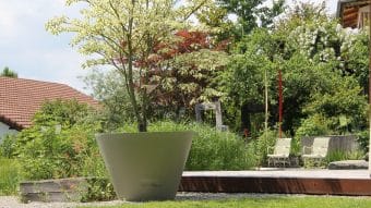 Duża donica betonowa Pietro z drzewkiem w ogrodzie