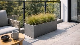 słoneczny balkon z donicami