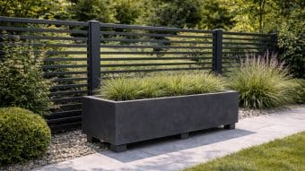 nowoczesna donica w ogrodzie