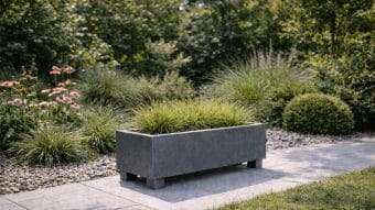 donica w ogrodzie pełnym zieleni