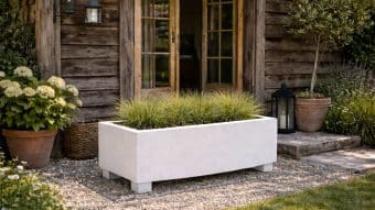 rustykalny ogród z donicą betonową