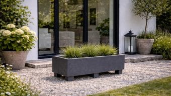 nowoczesny taras z donicą i roślinami