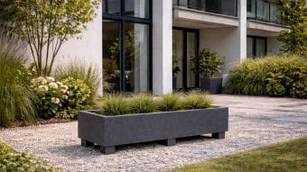 ogród z betonowa donicą