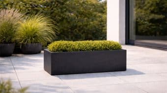 nowoczesny taras z donicą dekoracyjną