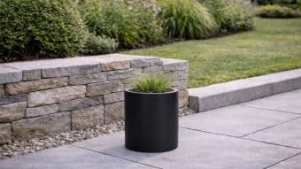 czarna donica z trawą ozdobną