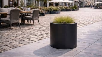 donica czarna na rynku w mieście