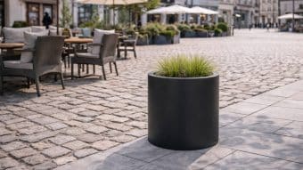 czarna donica na miejskim placu