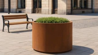 Donica ze stali corten Vaso 41 ustawiona na rynku